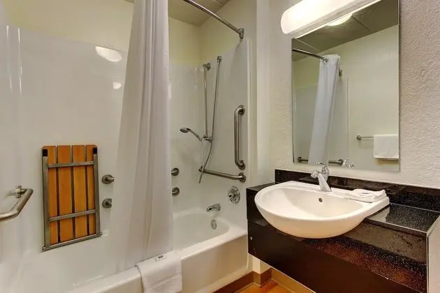 Deluxe Oda, 2 Çift Kişilik Yatak, Sigara İçilmez, Buzdolabı ve Mikrodalga