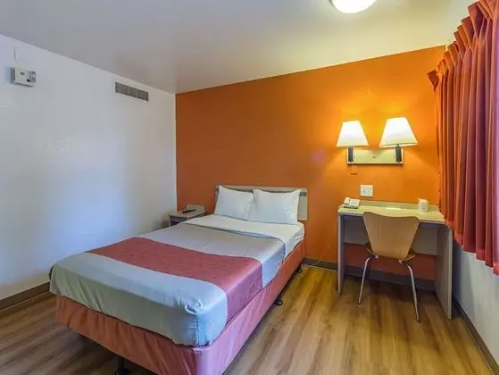 Standard Oda, 1 Büyük (Queen) Boy Yatak, Sigara İçilebilir