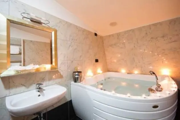 Büyük Yataklı Tek Kişilik Oda