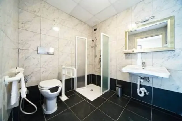 Büyük Yataklı Tek Kişilik Oda