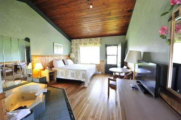 Superior Oda, 1 En Büyük (King) Boy Yatak, Jakuzi, Havuz Manzaralı (hardwood floors)