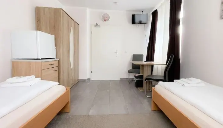 Tek Büyük veya İki Ayrı Yataklı Oda, Ortak Banyo