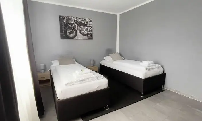 Tek Büyük veya İki Ayrı Yataklı Oda, Ortak Banyo