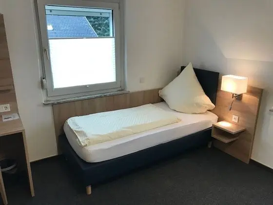 Üç Kişilik Oda, Özel Banyo, Avlu Manzaralı