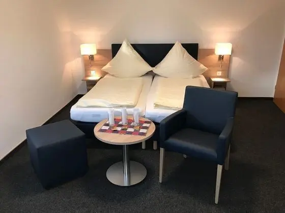 Üç Kişilik Oda, Özel Banyo, Avlu Manzaralı