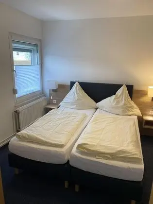 Üç Kişilik Oda, Özel Banyo, Avlu Manzaralı