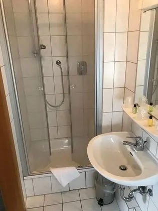 Üç Kişilik Oda, Özel Banyo, Avlu Manzaralı
