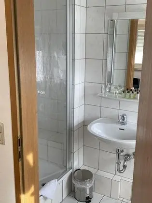 Üç Kişilik Oda, Özel Banyo, Avlu Manzaralı