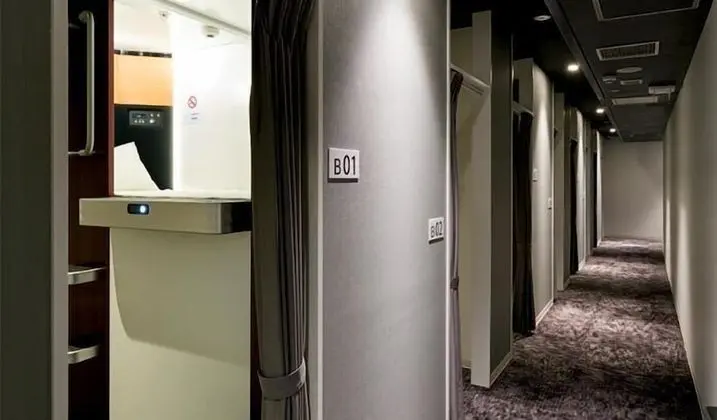 Kulübe, Sadece erkekler için (Capsule)