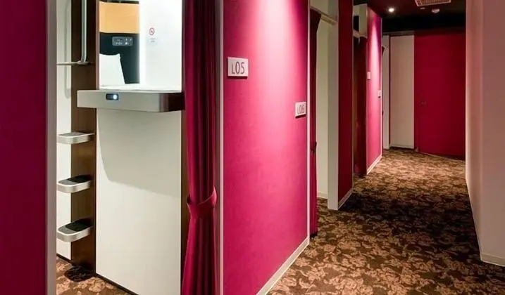 Kulübe, Sadece kadınlar için (Capsule)