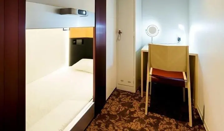 Kulübe, Sadece kadınlar için (Capsule)