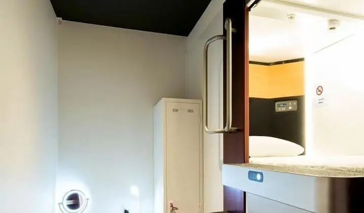 Kulübe, Sadece kadınlar için (Capsule)