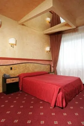 Büyük Yataklı Tek Kişilik Oda