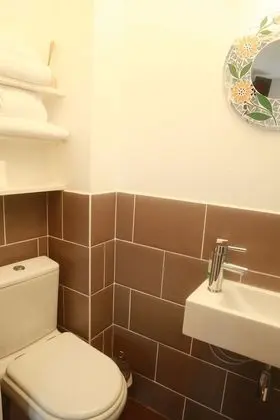Tek Büyük Yataklı Oda, 1 Çift Kişilik Yatak, Banyolu/Duşlu (Small, Third Floor)
