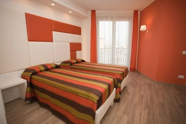 Standard Oda, 1 Büyük (Queen) Boy Yatak, Sigara İçilmez (Converts to 2 Twin Beds)