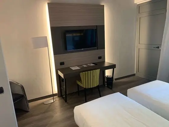 Standard Oda, 1 Büyük (Queen) Boy Yatak, Sigara İçilmez (Converts to 2 Twin Beds)