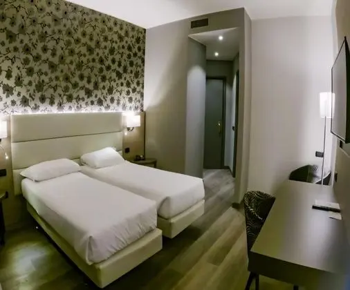 Standard Oda, 1 Büyük (Queen) Boy Yatak, Sigara İçilmez (Converts to 2 Twin Beds)