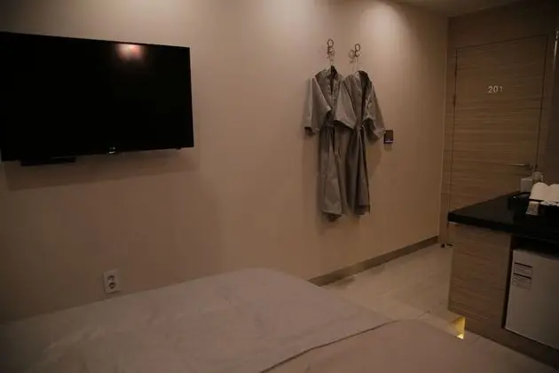 Standard Oda (Fri-C/I8PM C/O1PM,Sat- C/I9PM C/O1PM)