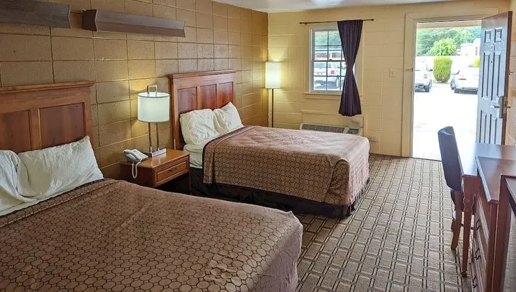 Oda, 2 Çift Kişilik Yatak, Sigara İçilebilir, Buzdolabı ve Mikrodalga (2 Double Beds Smoking)