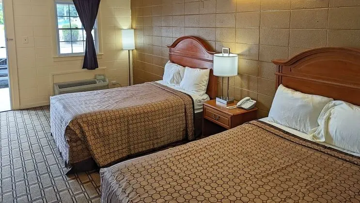 Oda, 2 Çift Kişilik Yatak, Sigara İçilebilir, Buzdolabı ve Mikrodalga (2 Double Beds Smoking)