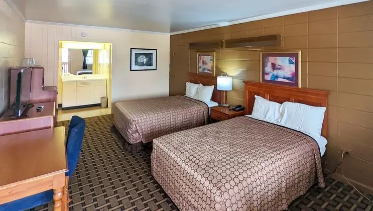 Oda, 2 Çift Kişilik Yatak, Sigara İçilebilir, Buzdolabı ve Mikrodalga (2 Double Beds Smoking)