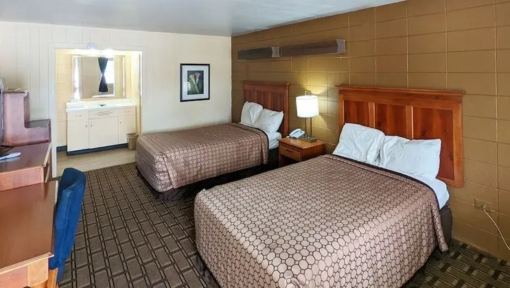 Oda, 2 Çift Kişilik Yatak, Sigara İçilebilir, Buzdolabı ve Mikrodalga (2 Double Beds Smoking)