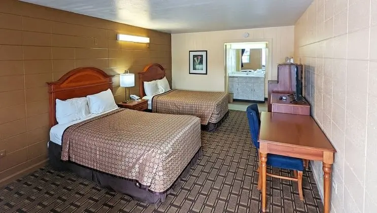 Oda, 2 Çift Kişilik Yatak, Sigara İçilebilir, Buzdolabı ve Mikrodalga (2 Double Beds Smoking)