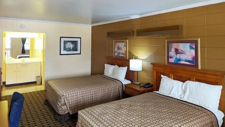 Oda, 2 Çift Kişilik Yatak, Sigara İçilebilir, Buzdolabı ve Mikrodalga (2 Double Beds Smoking)