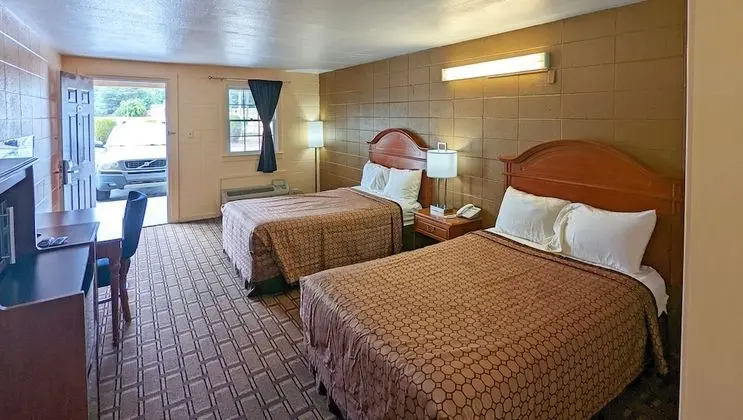 Oda, 2 Çift Kişilik Yatak, Sigara İçilebilir, Buzdolabı ve Mikrodalga (2 Double Beds Smoking)