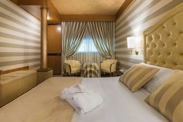 Deluxe Tek Büyük Yataklı Oda, Zemin Kat