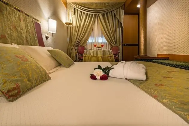 Deluxe Tek Büyük Yataklı Oda, Zemin Kat