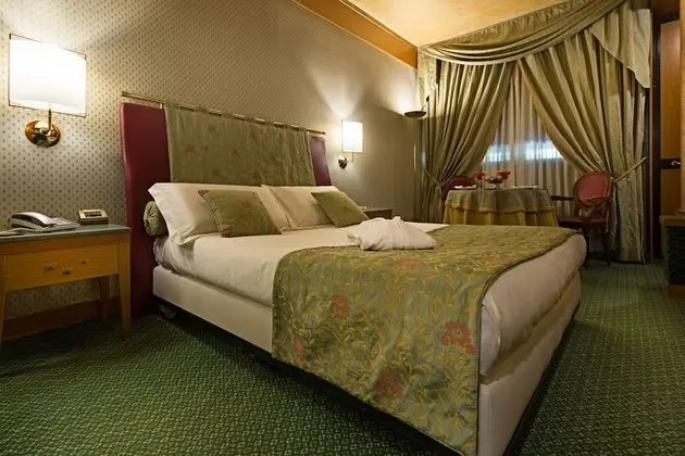 Deluxe Tek Büyük Yataklı Oda, Zemin Kat