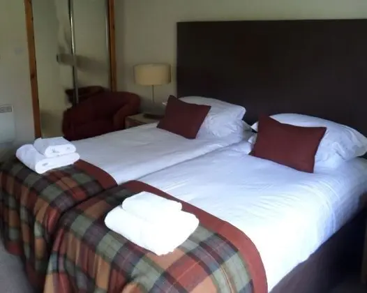 Spacious Extra Two Bedroom Apartment ( Log Fire)