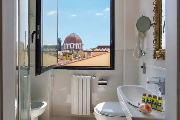 Tek Büyük veya İki Ayrı Yataklı Oda, Teras, Şehir Manzaralı