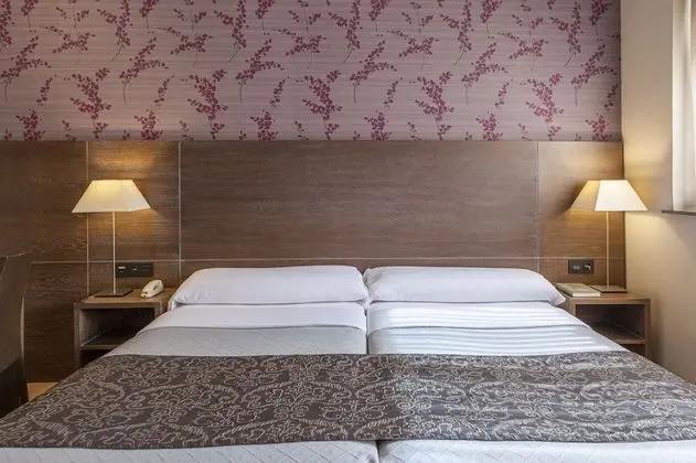 Tek Büyük Yataklı Oda (with extra bed 2 Adults + 1 Child)