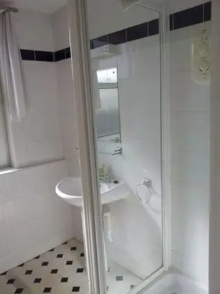 Tek Büyük veya İki Ayrı Yataklı Oda, Banyolu/Duşlu