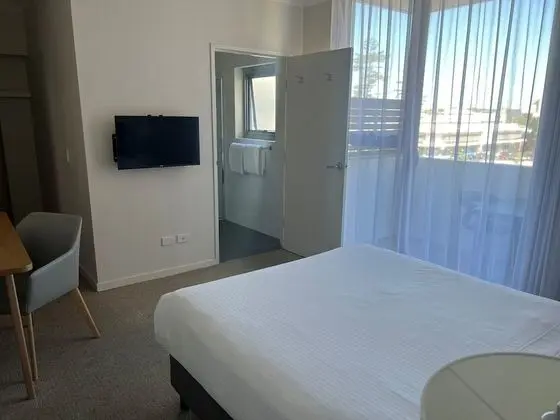 Tek Büyük Yataklı Oda (Small Hotel Room)