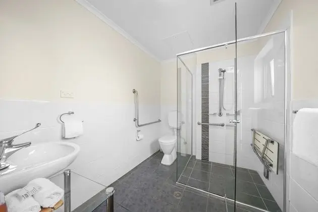 Tek Büyük Yataklı Oda (Small Hotel Room)