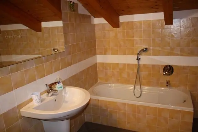 Üç Kişilik Oda, Ortak Banyo