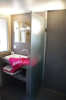 Comfort Üç Kişilik Oda, Özel Banyo, Bahçe Manzaralı (MADELEINE)