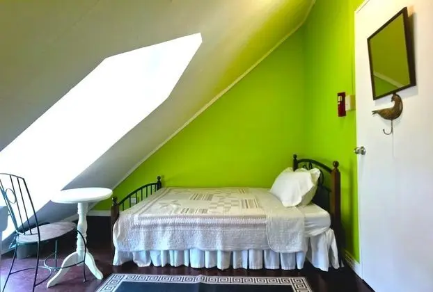 Standard Oda (Attic)