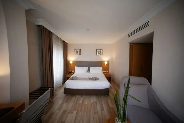 Club King Room