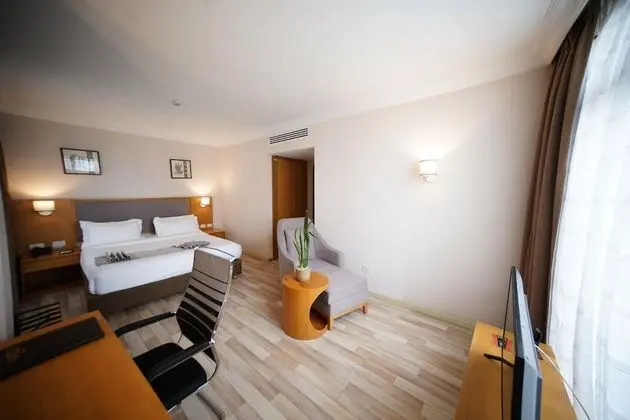Club King Room