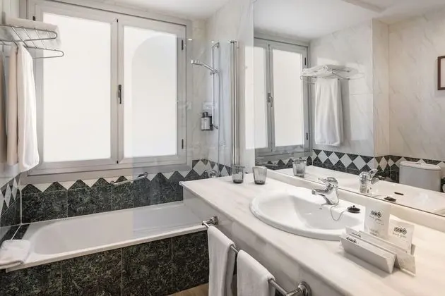 Premium Oda, 1 Büyük (Queen) Boy Yatak (with Living Room)