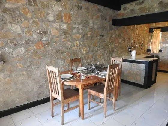 Basic Kır Evi, Göl Manzaralı (Zomwe)