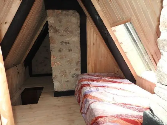 Basic Kır Evi, Göl Manzaralı (Zomwe)