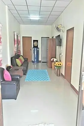 2 Bedrooms House