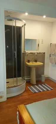 Dört Kişilik Oda, Sigara İçilmez, Havuz Manzaralı