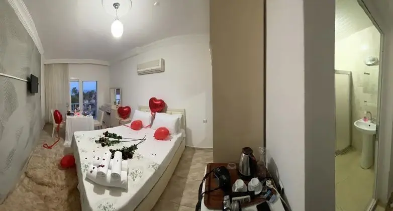 Standart Oda, Deniz ve Dağ Manzaralı, Yemek Masası