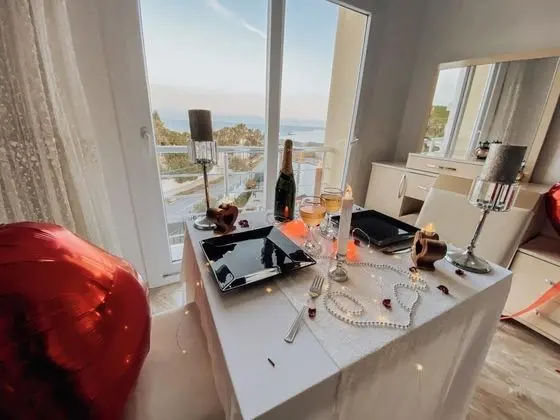 Standart Oda, Deniz ve Dağ Manzaralı, Yemek Masası